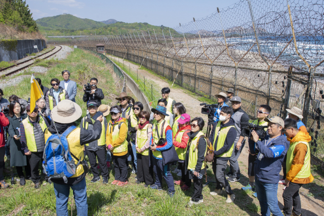 고성 DMZ 평화의길 A코스 탐방객들이 해설사로부터 2007년 남고성과 북고성 구간을 시범운행한 뒤 운행이 중단된 동해북부선 철도에 관한 이야기를 듣고 있다.