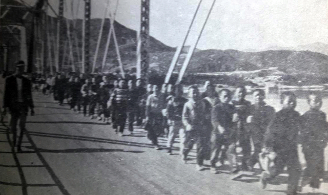 1968년 봄소풍에 나선 성주 선남초교 6학년 학생들이 왜관인도교를 건너고 있다. 기차를 직접 보겠다며 나선 학생들은 왜관역을 향하는 중이다.