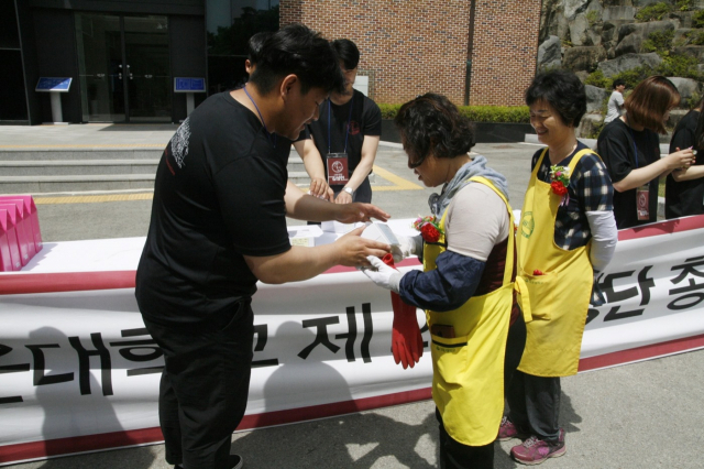 손영환(왼쪽) 경운대 총학생회장이 직접 쓴 손편지와 감사의 선물을 대학시설 관리원들에게 전하고 있다. 경운대 제공