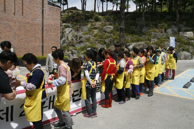 경운대 총학생회 학생들이 어버이날을 맞아 미화·경비·조경 등 대학시설 관리원들에게 어버이날 감사의 행사를 하고 있다. 경운대 제공