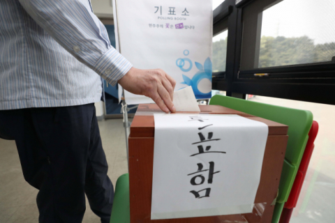 8일 오후 대구 수성구 범물동 신진자동차 사무실에 마련된 버스 파업 찬반 투표소에서 한 버스 기사가 투표하고 있다. 한국노총 전국 자동차 노동조합연맹 대구 버스 지부는 오는 15일 전국 버스노조 총파업 참여 여부를 놓고 이날 오전 4시부터 찬반투표에 들어갔다. 투표 결과는 9일 오전 중에 나올 것으로 보인다. 총파업 결의 시 대구지역 시내버스 업체 26곳 중 22곳(1천299대, 3천26명)이 파업에 들어가게 된다. 연합뉴스
