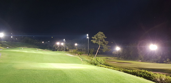 예천 한맥컨트리클럽 1번 홀의 야간 라운딩 전경