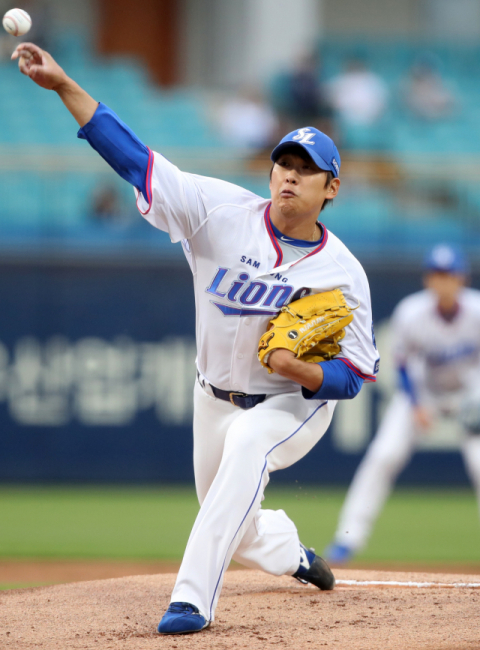 8일 대구삼성라이온즈파크에서 열린 2019 KBO리그 삼성 라이온즈와 NC 다이노스 경기에서 삼성 선발투수 윤성환이 투구하고 있다. 삼성 라이온즈 제공