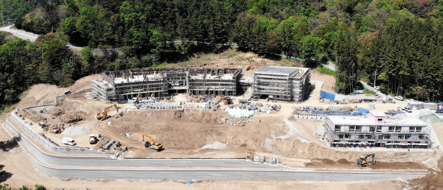 가칭 울릉중학교 건설 현장, 5월 현재 기숙사동(사진 왼쪽)은 바닥 기초 공사 중이어서 윤곽이 제대로 보이지 않는다. 울릉교육지원청 제공