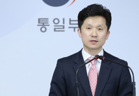이상민 통일부 대변인이 8일 오전 서울 세종로 정부서울청사에서 열린 정례 브리핑에서 대북 식량 지원 여부 등에 대한 질문에 답하고 있다. 연합뉴스