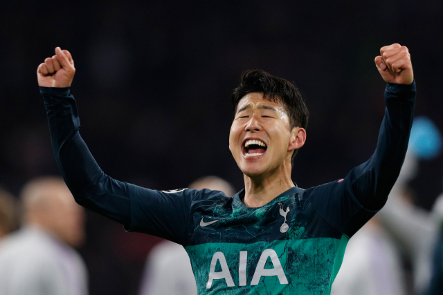 9일 네덜란드 암스테르담에서 열린 아약스(네덜란드)와의 2018~2019 유럽축구연맹(UEFA) 챔피언스리그 4강 2차전 원정경기에서 3-2 역전승을 거두고 챔피언스리그 결승 진출을 확정지은뒤 손흥민이 환호하고 있다. AFP 연합뉴스