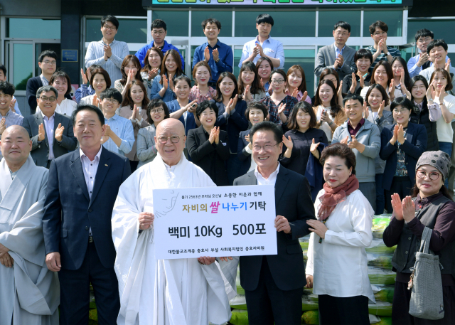충효사 주지 혜공스님과 최기문 영천시장 등이 9일 지역내 어려운 이웃들을 위한 1천300만원 상당의 쌀 500포(10kg) 기증식을 갖고 있다. 영천시 제공