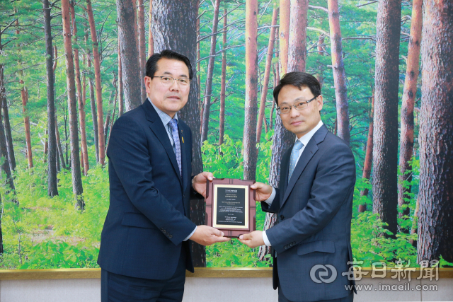박은식 AFoCO 사무처장(오른쪽)이 오래된 산불진화차를 개발도상국에 무상 지원하는 것에 대한 감사패를 전찬걸 울진군수에게 전달하고 있다. 울진군 제공