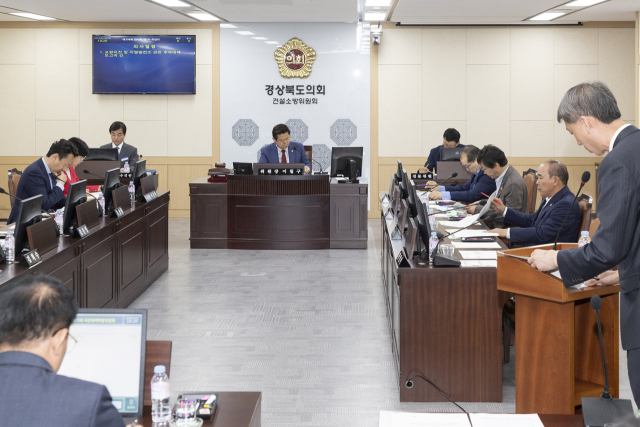9일 경북도의회에 열린 지진대책특별위원회 회의에서 전강원(맨 오른쪽) 경북도 동해안전략산업국장이 현안을 보고하고 있다. 경북도의회 제공