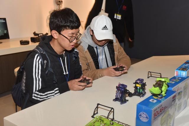 대구한의대가 운영하는 가상현실교육센터에서 학생들이 로봇을 조종하며 축구경기를 하고 있다. 대구한의대 제공