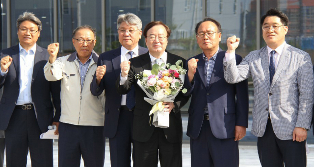 한국물기술인증원 대구 유치 확정이 발표된 10일 오후 달성군 국가물산업클러스터 앞에서 조윤현(왼쪽부터) 지이테크 대표, 이기준 동명기술공단 단장, 주윤식 우진 대표, 강효상 자유한국당 국회의원, 최인종 미드니 대표, 김병준 한국환경공단 노조위원장 등이 축하하고 있다. 강효상 의원실 제공
