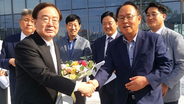 10일 오후 대구 달성군 물산업클러스터에서 강효상 의원(국회 환경노동위)이 최인종 입주기업대표 등 기업인들로부터 환영과 감사를 받고 있다.