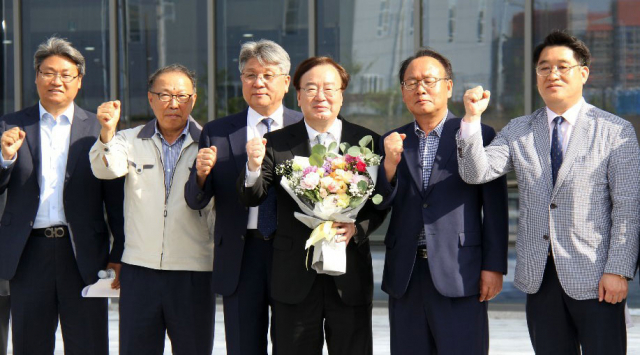 10일 오후 대구 달성군 물산업클러스터에서 강효상 의원(국회 환경노동위)이 최인종 입주기업대표 등 기업인들로부터 환영과 감사를 받고 있다.
