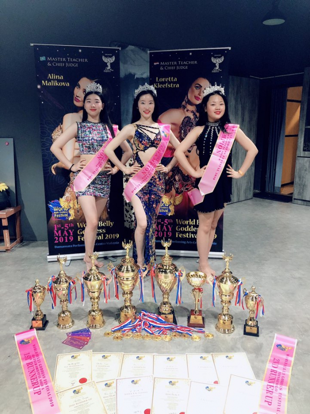 이달 초 말레이시아에서 열린 2019 월드 벨리 갓디스 챔피언십에서 당당하게 수상한 대구 출신 벨리댄서들. 왼쪽부터 오가영(2관왕), 박성화, 김희은(2관왕) 양. 벨라무용단 제공