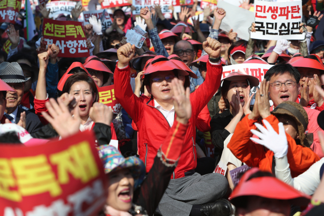 자유한국당 황교안 대표, 나경원 원내대표가 11일 오후 대구 두류공원 문화예술회관에서 열린 문재인 정부 규탄대회에 참석하고 있다. 연합뉴스