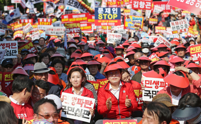 자유한국당 황교안 대표, 나경원 원내대표가 11일 오후 대구 두류공원 문화예술회관에서 열린 문재인 정부 규탄대회에 참석해 구호를 외치고 있다. 김영진 기자 kyjmaeil@imaeil.com