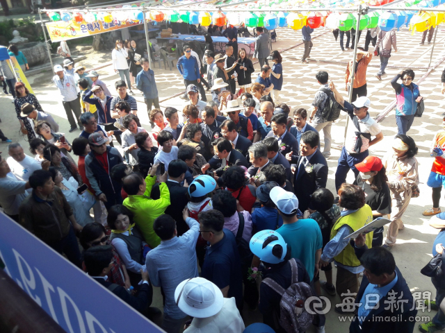 황교안 한국당 대표가 12일 영천 은해사에서 열린 부처님 오신날 봉축법요식을 마친 후 불자와 지지자들에게 둘러싸여 악수를 나누며 인사를 하고 있다.
