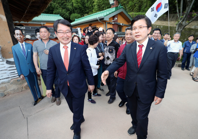자유한국당 황교안 대표가 12일 오후 경북 구미시에 있는 박정희 전 대통령의 생가를 방문해 관계자들과 얘기하고 있다. 연합뉴스