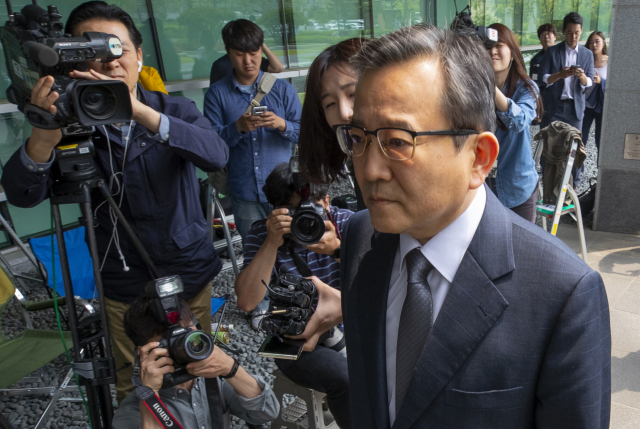 건설업자 윤중천씨 등에게서 금품과 향응을 제공받은 정황과 성범죄 의혹을 받는 김학의 전 법무부 차관이 피의자 신분으로 조사를 받기 위해 12일 송파구 서울동부지검으로 들어서고 있다. 연합뉴스