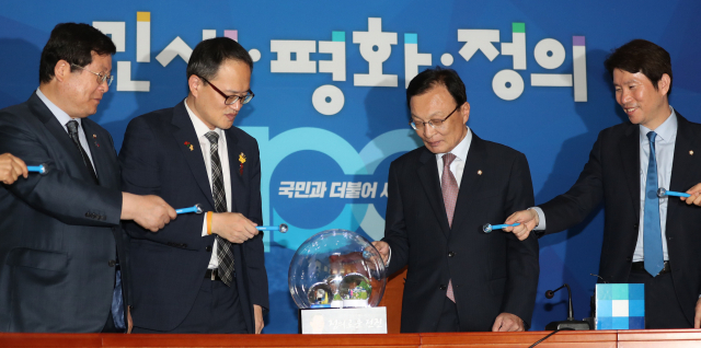 더불어민주당 이해찬 대표와 지도부가 9일 오전 국회 당대표 회의실에서 열린 문재인 정부 출범 2주년을 기념 