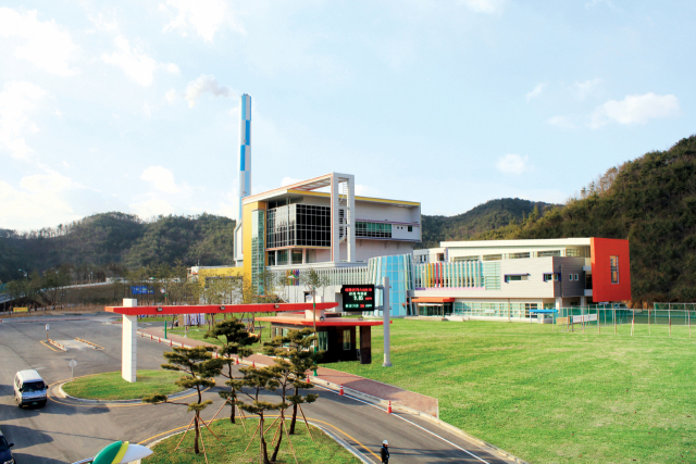 13일 경북 구미 환경자원화시설 지하에서 원인을 알 수 없는 화재가 발생했다. 구미시 제공