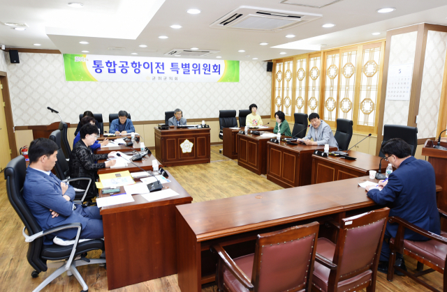 13일 열린 군위군의회 통합공항 이전 특별위원회 회의에서 소속 위원들이 김동백 군위군 공항추진단장에게 신공항 관련 질문을 하고 있다. 군위군 제공