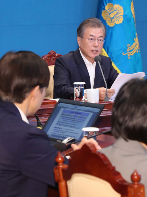 문재인 대통령이 13일 오후 청와대에서 수석보좌관회의를 주재하고 있다. 청와대는 이날 회의 영상을 직원들에게 생중계했다. 연합뉴스
