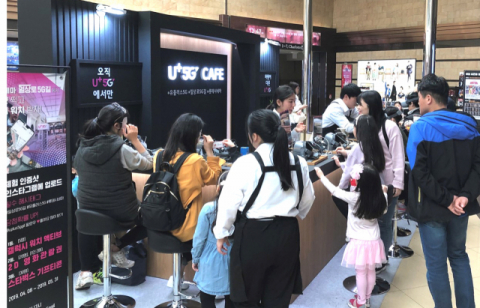 5G 시장 선점을 노린 휴대폰 불법 보조금 살포 등 과열 현상이 수그러들지 않고 있다. 연합뉴스