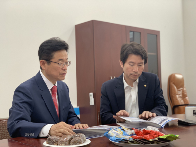 이철우 경북도지사(왼쪽)와 이인영 더불어민주당 원내대표가 국회에서 만나