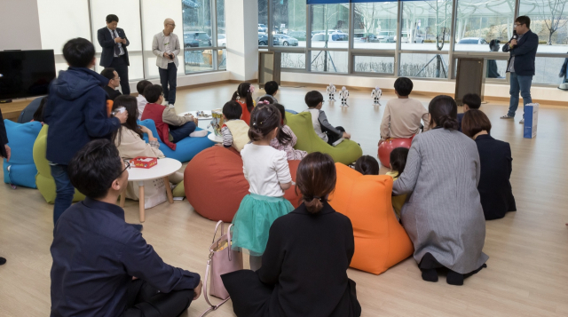 한국정보화진흥원 패밀리 라운지의 주말 모습. 직원들이 가족과 함께 시간을 보내는 공간으로 활용되고 있다. 한국정보화진흥원 제공