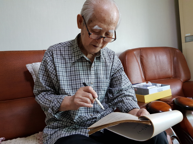 김흥섭 씨가 30년 전 마지막 담임을 지냈던 경주 흥무국민학교 4학년 2반 학생들이 보낸 손편지를 읽고 있다. 배형욱 기자