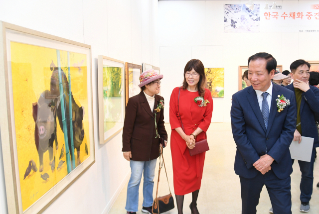 구인모 거창군수가 한국수채화협회 박유미 이사장, 임현자 부이사장과 전시작품을 둘러보고 있다.