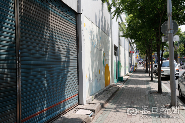 대구 서구청 인근 옹벽상가. 우태욱 기자 woo@imaeil.com