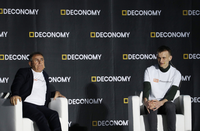 4일 서울 장충체육관에서 열린 제2회 분산경제포럼(Deconomy 2019)에서 이더리움 창시자 비탈릭 부테린(오른쪽)과 암호화폐 비관론자 