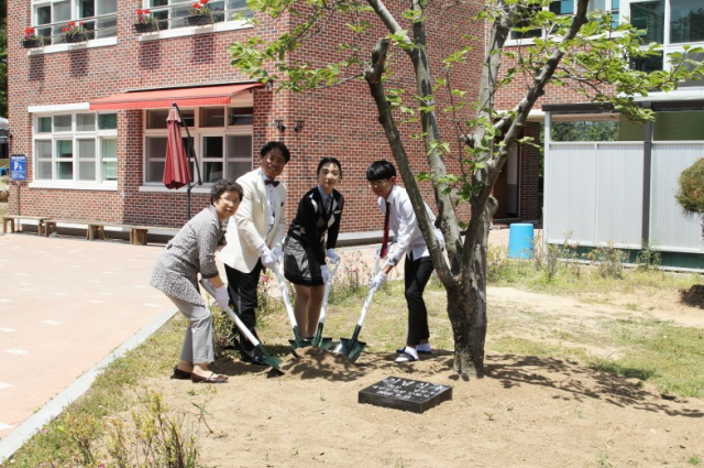 개교 50주년을 맞은 명인중·정보고등학교가 최근 교내에서 기념 식수 행사 등 기념식을 열었다. 명인중·정보고 제공