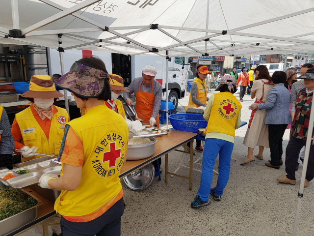 13일 구미 선산읍에서 선산읍 비봉적십자 봉사회와 함께 급식 봉사활동에 나선 김현권 더불어민주당 국회의원. 김현권 의원실 제공