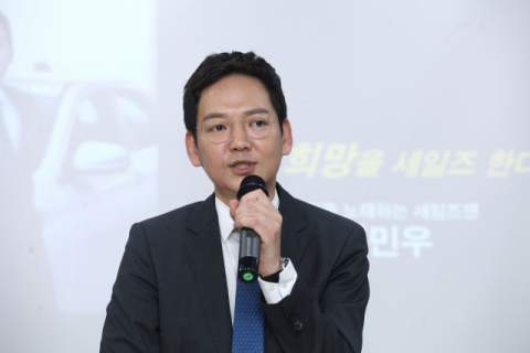 외제차 딜러로 활동하고 있는 가수 김민우 씨가 13일 매일 탑 리더스 아카데미를 찾았다. 임경희 매일 탑리더스 미디어전문위원