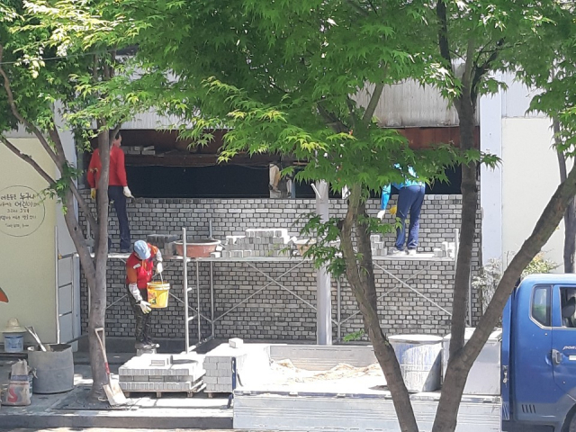 최근 진행된 서구청 옹벽상가 벽막음 공사 모습. 독자 제공.
