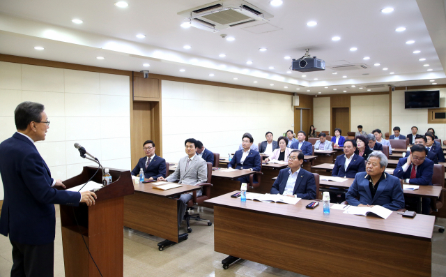 문희갑 전 대구시장(왼쪽)이 14일 오후 대구시의회 3층 회의실에서 대구시의회 의원연구단체인