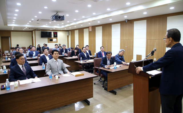 문희갑 전 대구시장(오른쪽)이 14일 오후 대구시의회 3층 회의실에서 대구시의회 의원연구단체인 