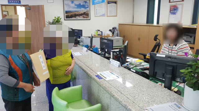 14일 오후 대구 집창촌 자갈마당 종사자 등으로 구성된 자갈마당 이주대책위원회가 전·현직 경찰 유착 의혹과 관련한 진정서를 대구경찰청 민원실에 제출하고 있다. 김우정 기자
