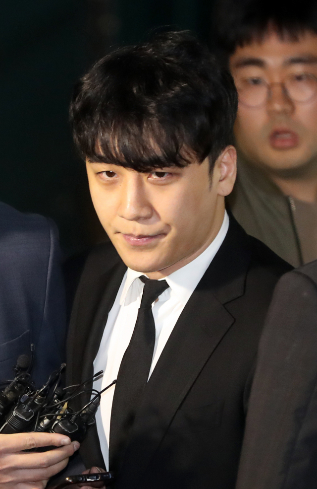 구속영장이 기각된 가수 승리가 14일 밤 서울 중랑경찰서를 나서고 있다. 연합뉴스