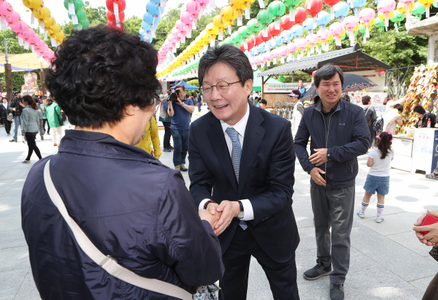 바른미래당 유승민 의원이 부처님 오신날인 12일 오전 대구 팔공산 동화사를 찾아 시민들과 인사하고 있다. 연합뉴스
