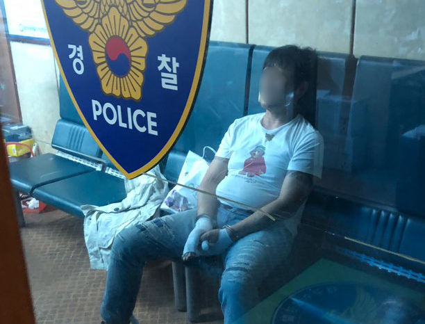 15일 오전 대구 수성경찰서에서 인터불고 호텔 방화 용의자가 손에 화상을 입은 체 조사를 받기 위해 기다리고 있다. 이날 오전 9시 20분께 대구 수성구 인터불고 호텔 별관에서 방화로 추정되는 불이 나 투숙객 등 36명이 연기흡입 등 피해를 봤다. 경찰은 현장에서 50대 방화 용의자 A씨를 검거했다. 현장에서는 칼과 톱 등 공구와 기름통이 들어있는 A씨 차도 발견했다. 경찰이 확보한 호텔 폐쇄회로TV에는 A씨가 별관 1층 바닥에 휘발유를 뿌리고 라이터로 불을 지르다가 손에 불이 붙자 놀라 달아나는 모습이 찍힌 것으로 알려졌다. 이 과정에서 A씨는 손 부위에 2도 화상을 입었다. A씨는 방화 사실을 시인했으나 범행 경위 등에 대해서는 진술이 오락가락해 경찰이 마약 투약 여부를 확인할 방침이다. 연합뉴스