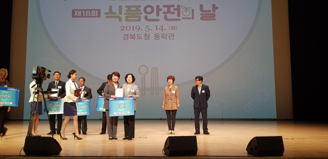 영천시보건소가 우수상을 받는 모습. 영천시 제공