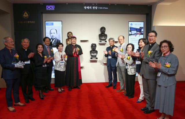 14일 대구가톨릭대에서 열린 고액 기부자 흉상 제막식에서 천주교 대구대교구 장신호 보좌주교, 김정우 대구가톨릭대 총장을 비롯한 주요 참석자들이 축하의 박수를 보내고 있다. 대구가톨릭대 제공