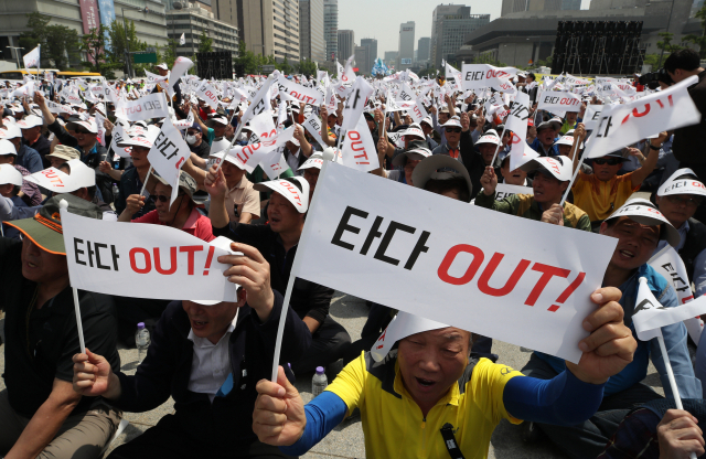 서울개인택시운송사업조합 소속 택시기사들이 15일 오후 서울 종로구 광화문 광장에서 열린