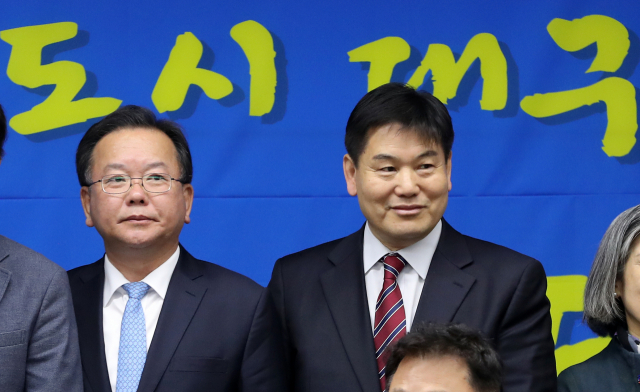 더불어민주당 김부겸 의원(왼쪽)과 홍의락 의원이 지난 4월 10일 오전 대구시 동구 신서동 한국감정원에서 열린 대구시 예산정책간담회에서 기념사진을 찍고 있다. 연합뉴스