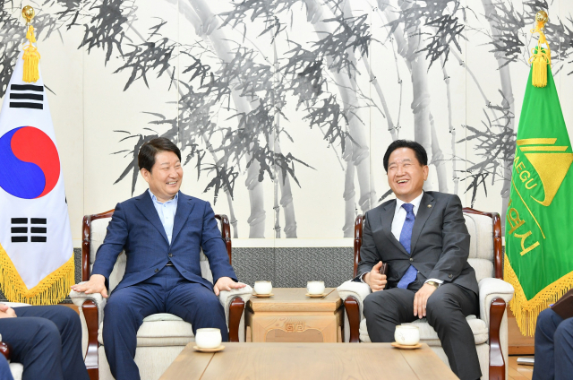 권영진(왼쪽) 대구시장이 15일 시청을 방문한 서주석 국방부 차관에게 연내 대구경북 통합신공항 이전부지 선정을 해줄 것을 요청하고 있다. 대구시 제공