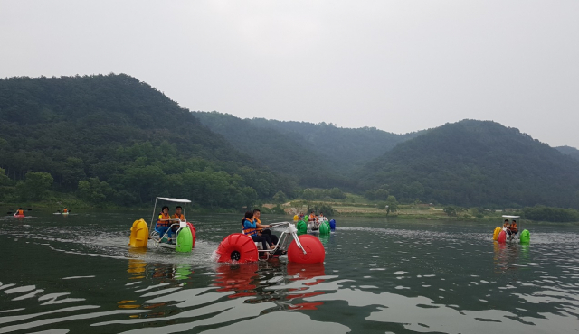 내륙 해양스포츠 메카로 떠오르는 상주 낙동강에서 관광객들이 수상자전거와 보트 등을 즐기고 있다. 상주시 제공